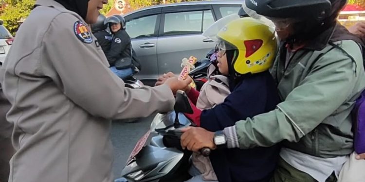 Sambut Hari Jadi ke – 76 Polwan Ngawi Gelar Aksi Simpatik di Jalan Raya