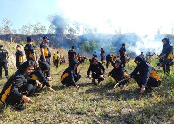 Polisi Ngawi Bersama Relawan, Sigap Tangani Kebakaran Salah Satu Rumah Warga di Karangjati