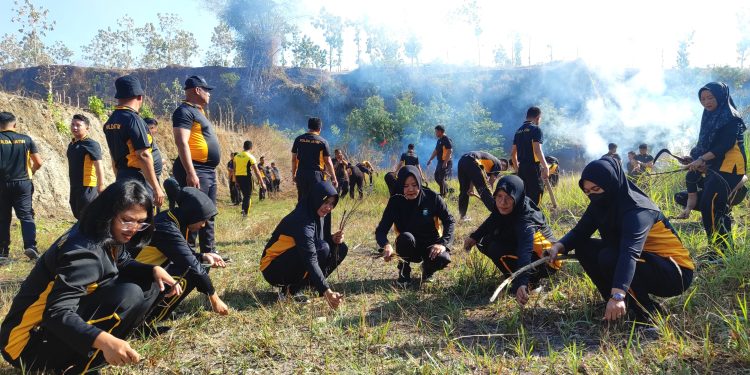 Polisi Ngawi Bersama Relawan, Sigap Tangani Kebakaran Salah Satu Rumah Warga di Karangjati