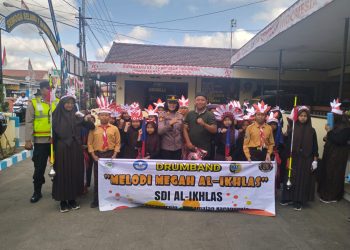 Kapolsek Sambut Hangat Drumband SDI Al Ikhlas di Mako Polsek Karangrejo