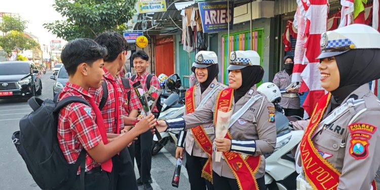 Semarakkan Hari Jadi Ke 76 Polwan RI, Polwan Polres Tulungagung Bagikan Bunga dan coklat