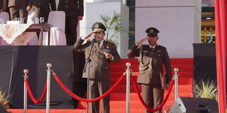 Kajati Sulsel Mengambil Kesempatan Bertindak Selaku Inspektur Upacara dalam rangka Peringatan Hari Lahir Kejaksaan RI Ke-79 Tahun