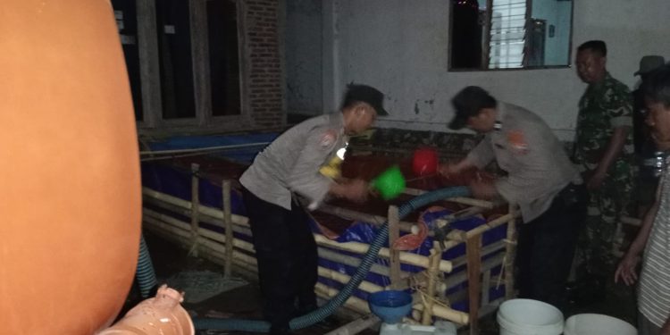 Polisi Kembali Salurkan Bantuan Air Bersih untuk Warga Desa Jagir Ngawi