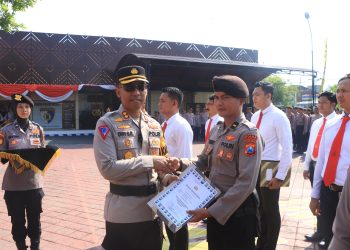 Kapolres Ngawi Berikan Penghargaan Kepada 48 Personel Polres yang Berprestasi