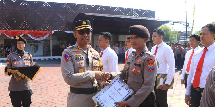 Kapolres Ngawi Berikan Penghargaan Kepada 48 Personel Polres yang Berprestasi