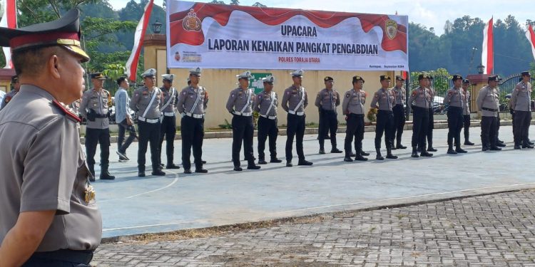 Kapolres Toraja Utara Pimpin Upacara Kenaikan Pangkat Pengabdian Polri Kepada AKBP Marthen Tangallo