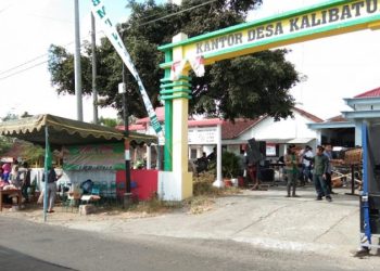 Pemdes Kalibatur mengadakan lomba tarik tambang berjalan lancar dan kondusif