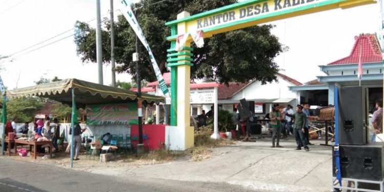 Pemdes Kalibatur mengadakan lomba tarik tambang berjalan lancar dan kondusif