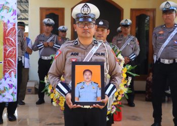 Tembakan Salvo Iringi Kepergian Anggota Polres Ngawi