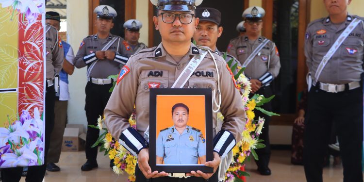 Tembakan Salvo Iringi Kepergian Anggota Polres Ngawi