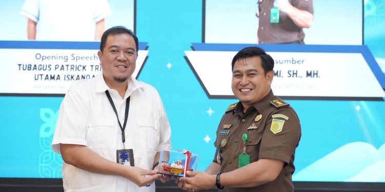 KASI PENKUM KEJATI SULSEL SOSIALISASIKAN UNDANG-UNDANG PEMBERANTASAN TINDAK PIDANA KORUPSI DI PT PELINDO JASA MARITIM