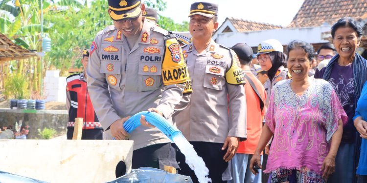 Polres Ngawi Kembali Salurkan  Bantuan Air Bersih untuk Warga