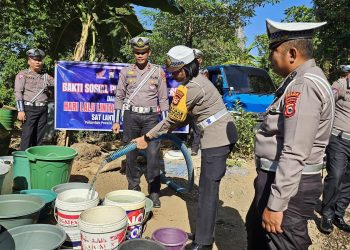 Hadapi Musim Kemarau, Satlantas Polres Gowa Berbagi Air Bersih Ke Warga