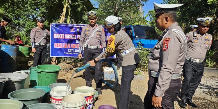 Hadapi Musim Kemarau, Satlantas Polres Gowa Berbagi Air Bersih Ke Warga