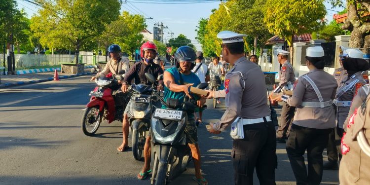 Jelang Harlah ke 69, Ratusan Nasi Kotak dibagikan Satlantas Polres Ngawi
