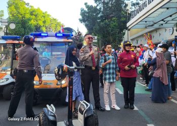 KASUBDIT WISATA DIT PAM OBVIT POLDA JABAR MELAKSANAKAN KEGIATAN PENGAMANAN PAWAI KENDARAAN HIAS DALAM RANGKA HARI JADI KOTA BANDUNG KE 214