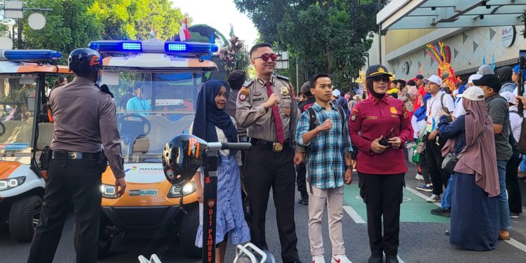 KASUBDIT WISATA DIT PAM OBVIT POLDA JABAR MELAKSANAKAN KEGIATAN PENGAMANAN PAWAI KENDARAAN HIAS DALAM RANGKA HARI JADI KOTA BANDUNG KE 214