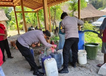 Gandeng BPBD, Polres Ngawi Salurkan Air Bersih ke 78 KK di Dusun Karanganyar