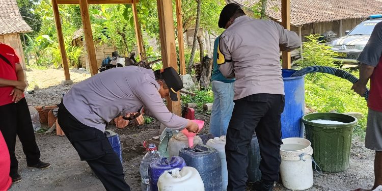 Gandeng BPBD, Polres Ngawi Salurkan Air Bersih ke 78 KK di Dusun Karanganyar