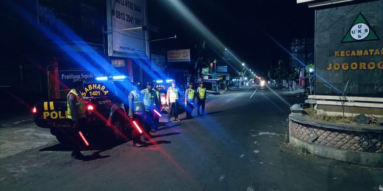 Jaga Kamtibmas, Polisi Ngawi Giatkan Patroli Bersinggungan
