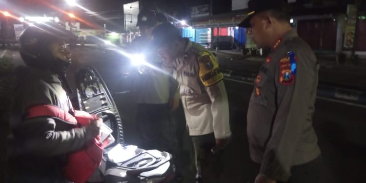 Polres Nganjuk Terjunkan Puluhan Anggota KRYD dalam Patroli Metode SREG di Wilayah Berbek