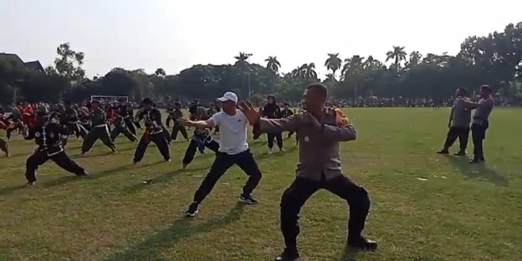 Cooling System Jelang Pilkada, Polisi Ngawi Latihan Bersama Paguyupan Pencak Silat
