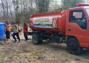 Polres Nganjuk Salurkan Bantuan Air Bersih di Tengah Krisis Kemarau Panjang