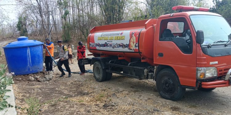 Polres Nganjuk Salurkan Bantuan Air Bersih di Tengah Krisis Kemarau Panjang