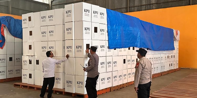 Polres Ngawi Amankan Kunjungan KPU Provinsi Jatim ke Gudang Logistik Pilkada Serentak 2024