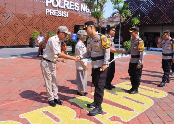 Kapolres Ngawi Pimpin Upacara Kenaikan Pangkat Anggota