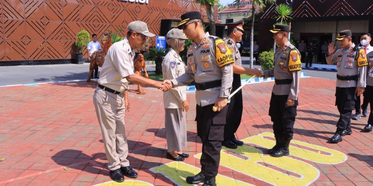 Kapolres Ngawi Pimpin Upacara Kenaikan Pangkat Anggota