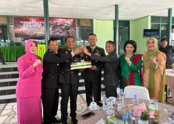 Kapolres parepare di Dampingi Ny,Tunjukkan Solidaritasnya dg Menghadiri Upacara Peringatan HUT TNI Ke-79 Bersama Personil di Markas Komando Distrik Militer 1405 Parepare.