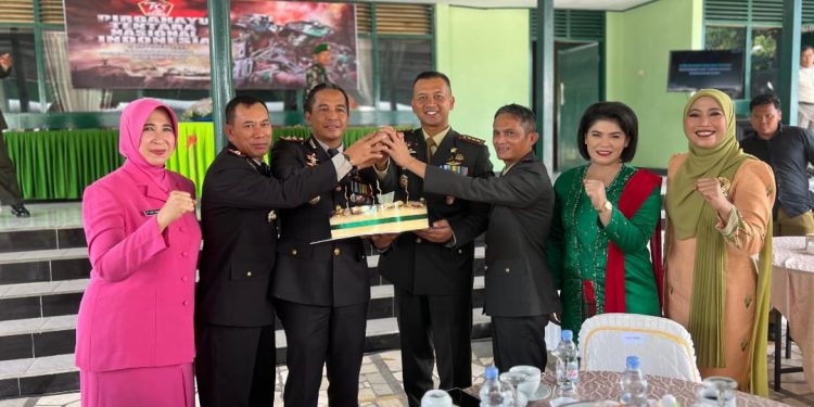 Kapolres parepare di Dampingi Ny,Tunjukkan Solidaritasnya dg Menghadiri Upacara Peringatan HUT TNI Ke-79 Bersama Personil di Markas Komando Distrik Militer 1405 Parepare.