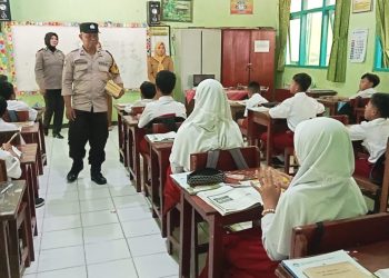 Bhabinkamtibmas Gelar Patroli Police Backbone di SDN 2 Ploso Dukung Pendekatan Humanis Polri di Sekolah