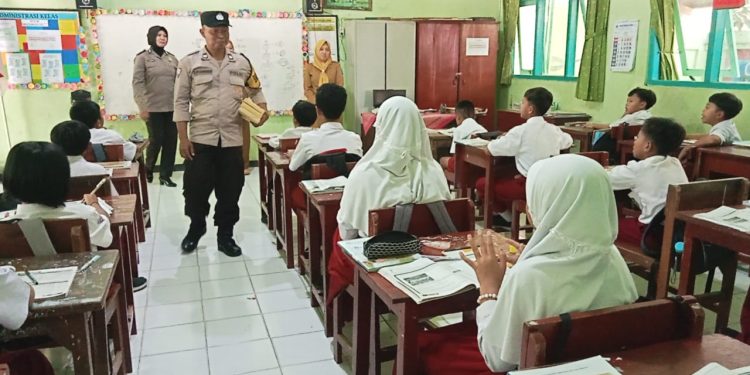 Bhabinkamtibmas Gelar Patroli Police Backbone di SDN 2 Ploso Dukung Pendekatan Humanis Polri di Sekolah