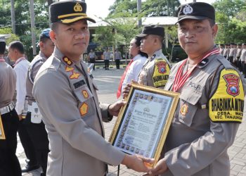 Kapolres Nganjuk Pimpin Upacara Kenaikan Pangkat Pengabdian Periode 1 Oktober 2024 dan Pemberian Piagam Penghargaan Anggota Berprestasi