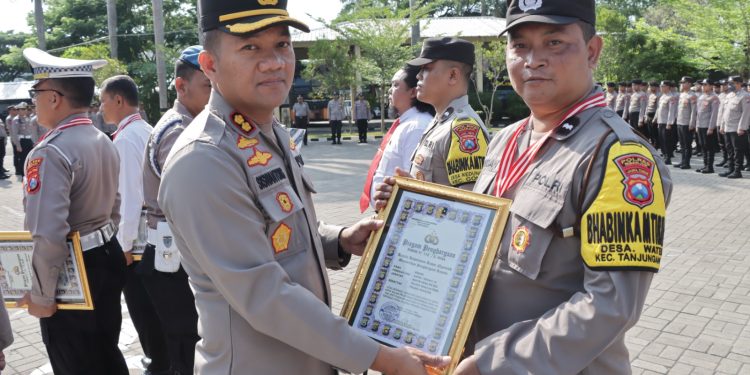 Kapolres Nganjuk Pimpin Upacara Kenaikan Pangkat Pengabdian Periode 1 Oktober 2024 dan Pemberian Piagam Penghargaan Anggota Berprestasi