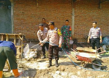 Sinergitas TNI Polri Ngawi, Bantu Rumah Warga yang Roboh di Sine