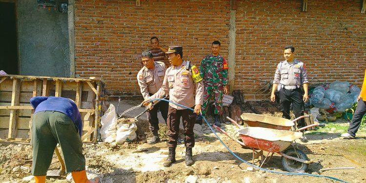 Sinergitas TNI Polri Ngawi, Bantu Rumah Warga yang Roboh di Sine