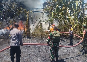 Gercep, Polisi Ngawi Bantu Padamkan Kebakaran di Water Boom Paron