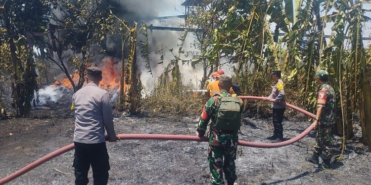 Gercep, Polisi Ngawi Bantu Padamkan Kebakaran di Water Boom Paron