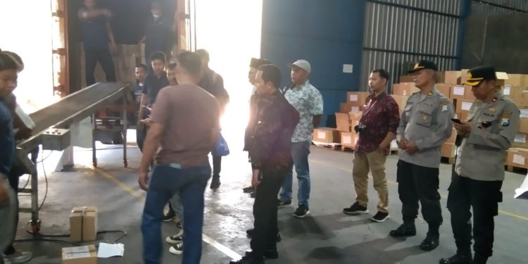 Polres Nganjuk Lakukan Pantauan Proses Pencetakan Surat Suara Pilkada 2024 di PT. Temprina