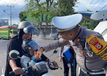 Operasi Zebra Pallawa 2024 di Parepare Dilakukan Secara Humanis, Bagikan Helm dan Sabuk Bonceng Anak