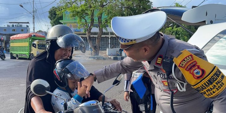 Operasi Zebra Pallawa 2024 di Parepare Dilakukan Secara Humanis, Bagikan Helm dan Sabuk Bonceng Anak