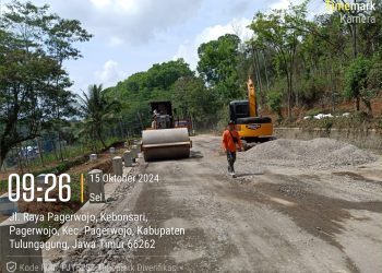 Perbaikan Jalan Pagerwojo Telah di Mulai, Pekerja Libatkan Masyarakat Setempat