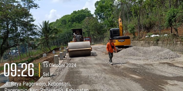 Perbaikan Jalan Pagerwojo Telah di Mulai, Pekerja Libatkan Masyarakat Setempat