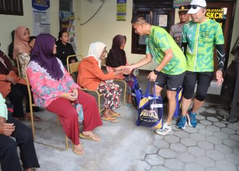 Sambil Berolahraga Lari, Kapolres Tulungagung Berikan Sembako Pada Warga di Polsek Boyolangu
