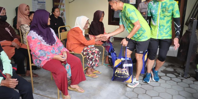 Sambil Berolahraga Lari, Kapolres Tulungagung Berikan Sembako Pada Warga di Polsek Boyolangu