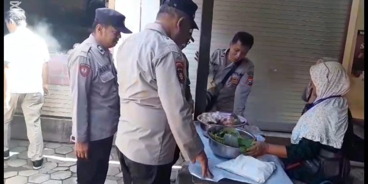 Bantu Pedagang Cilik di Ngawi, Polsek Mantingan Kedepankan JUJULAN