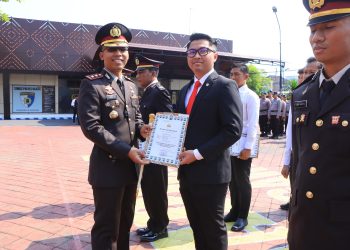 Bertepatan Hari Sumpah Pemuda, Kapolres Ngawi Beri Penghargaan Anggota Berprestasi
